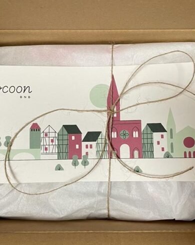 Box 1 an de la conciergerie COCOONBNB contenant des produits alsaciens destinés aux propriétaires de meublés.