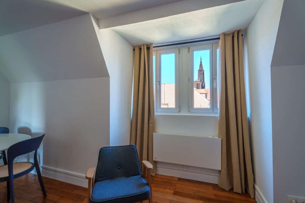 Vue sur la cathédrale depuis un appartement en location de courte durée avec COCOONBNB Strasbourg