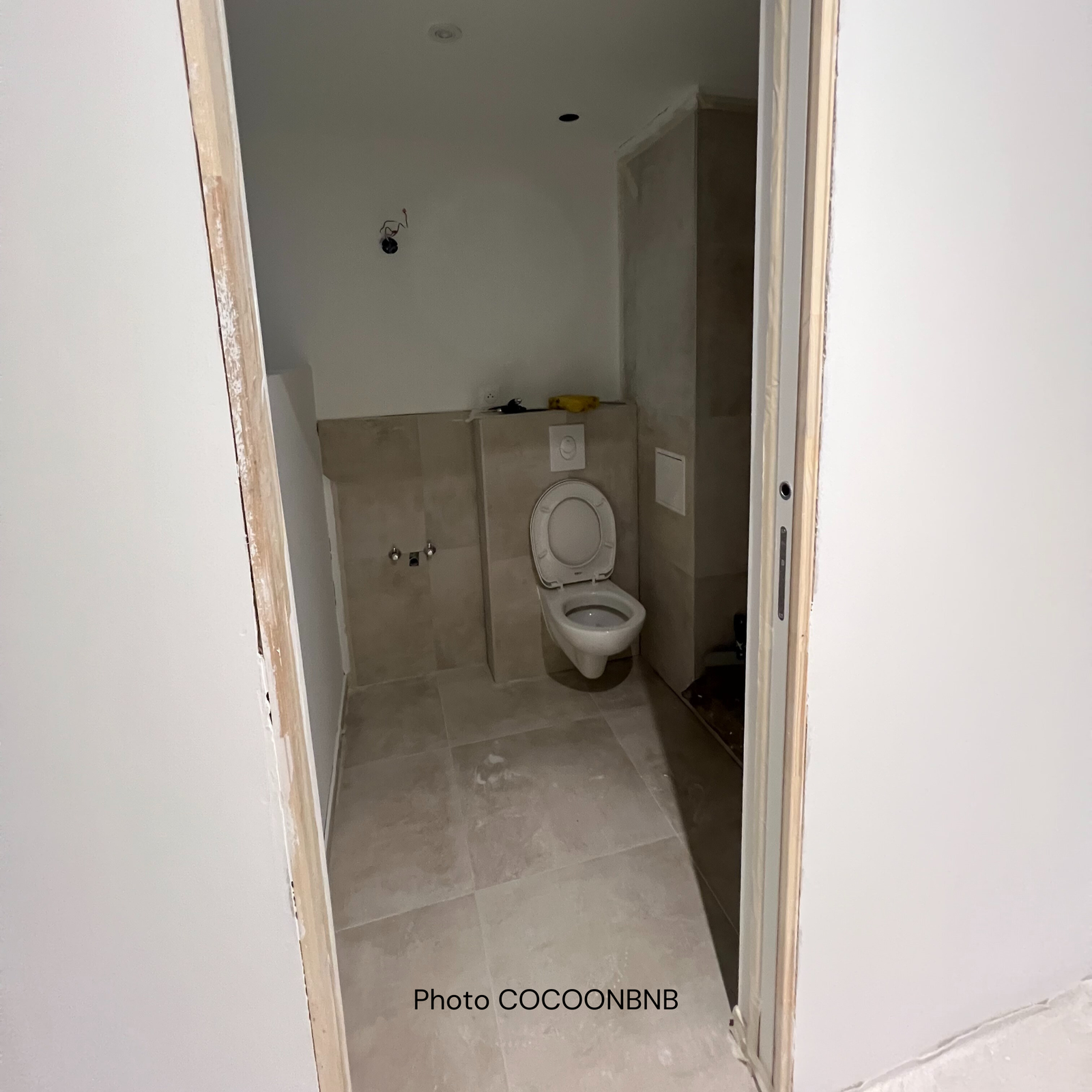 Focus sur une salle de bain lors d'une rénovation complète d'un appartement par l'équipe Home-staging de la conciergerie COCOONBNB à Strasbourg